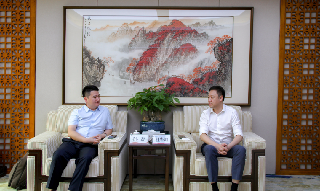 西安投資控股黨委書記、董事長杜巖岫會見西南證券江蘇分公司副總經(jīng)理一行