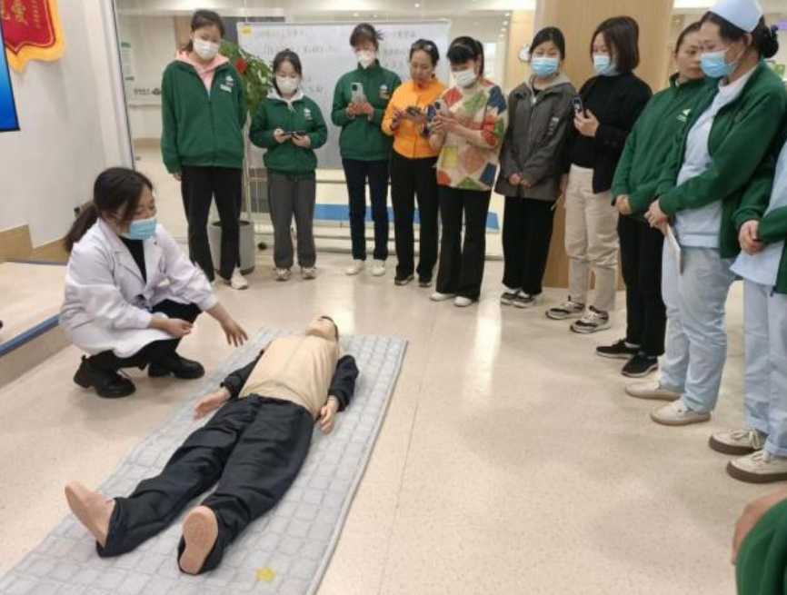 “救”在身邊！共筑服務(wù)安全——頤信養(yǎng)老舉辦急救技能培訓(xùn)